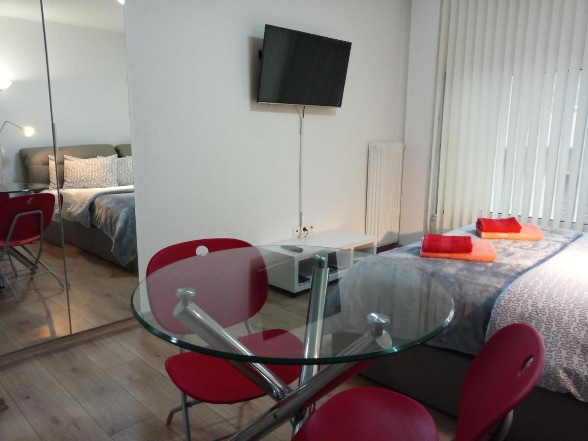 The New Near Akropolis Athen